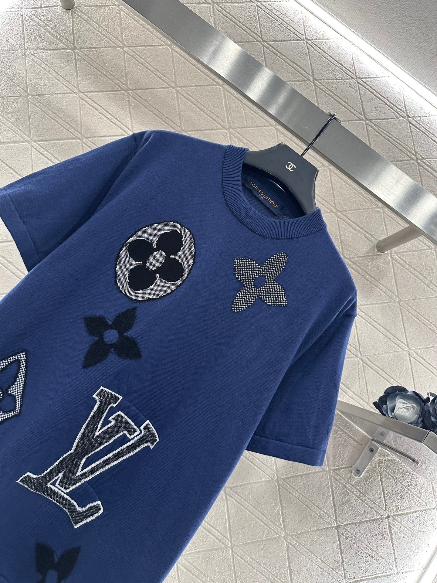 Round neck clover logo short sleeved shirt