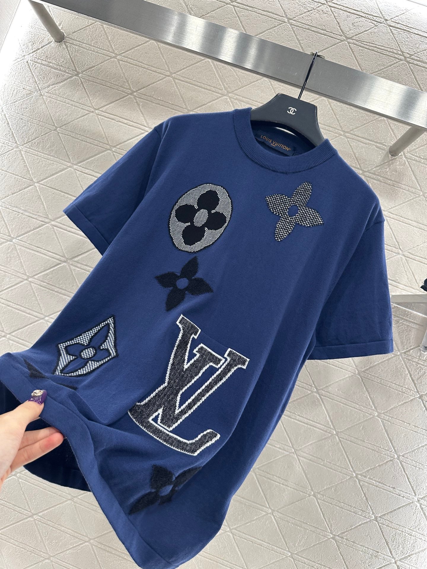 Round neck clover logo short sleeved shirt