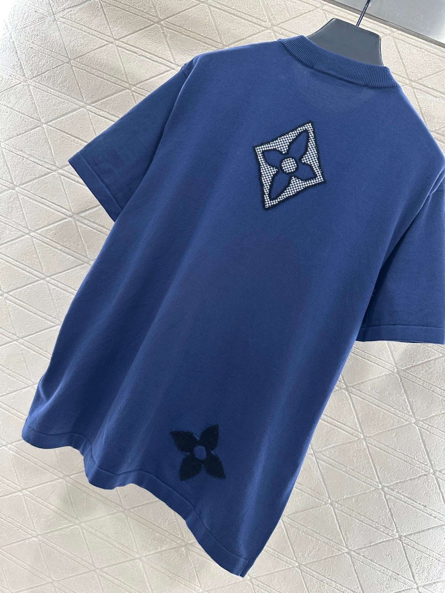 Round neck clover logo short sleeved shirt