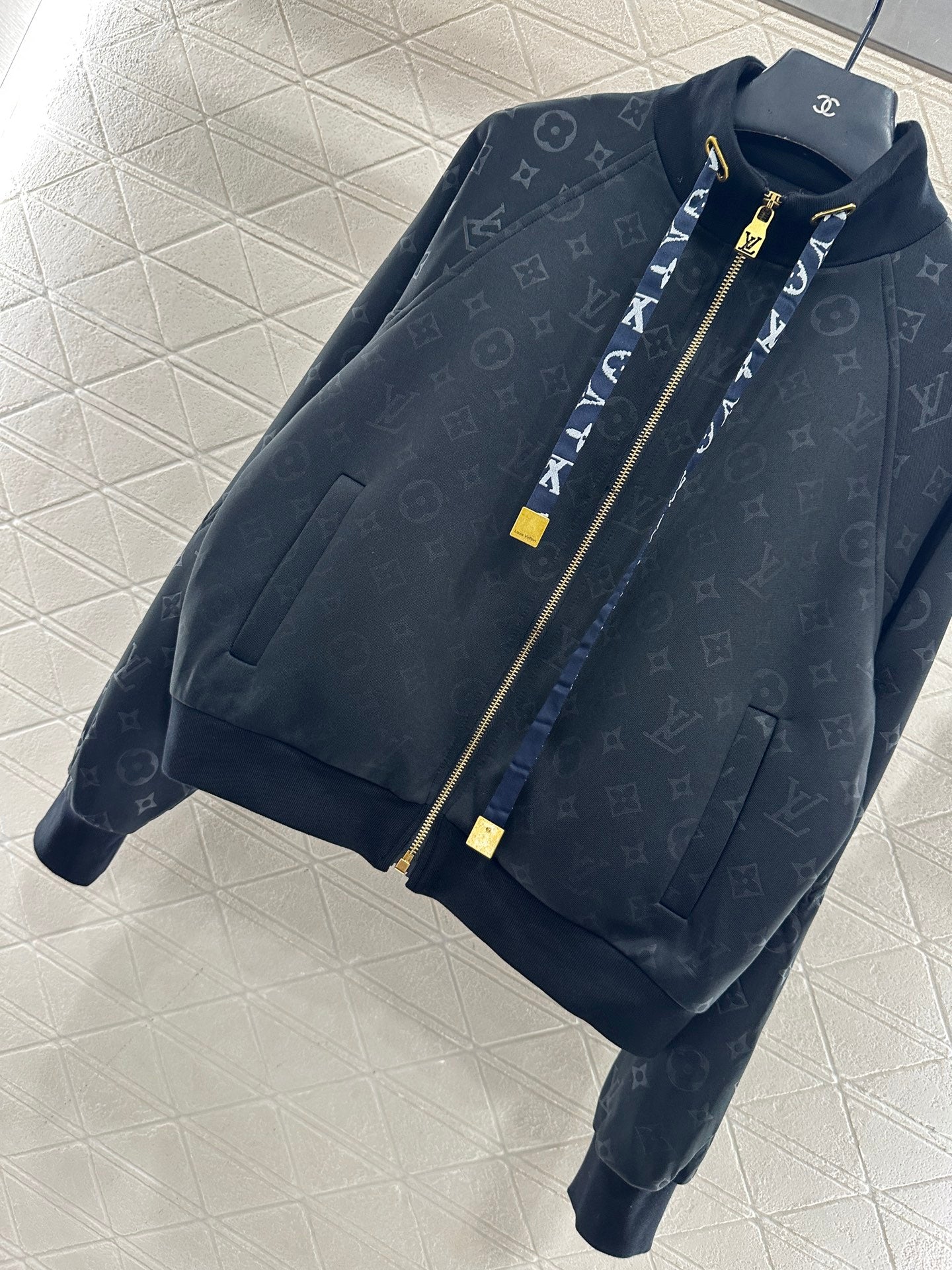 Dark pattern drawstring set