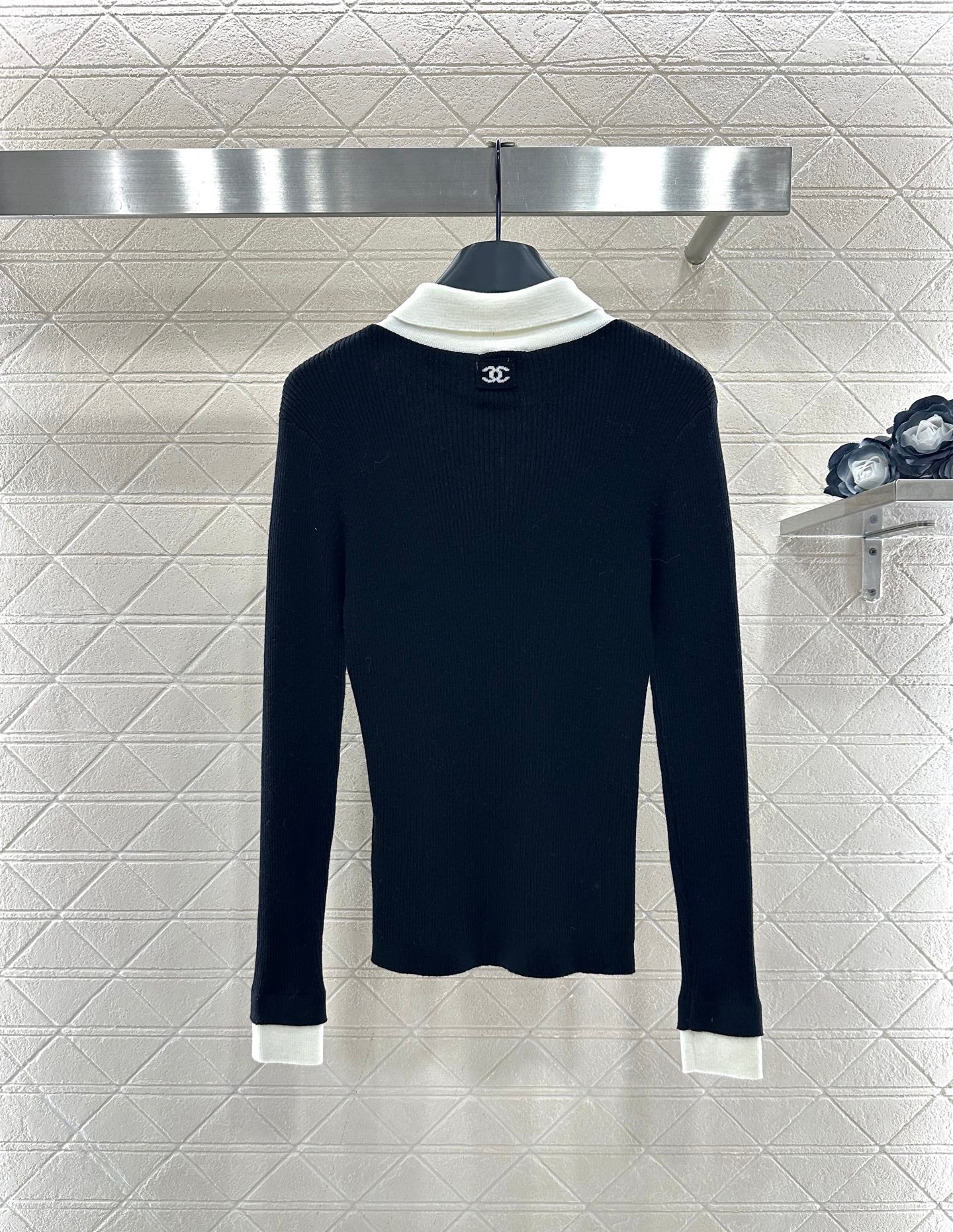 Color blocking fake two-piece knitted top