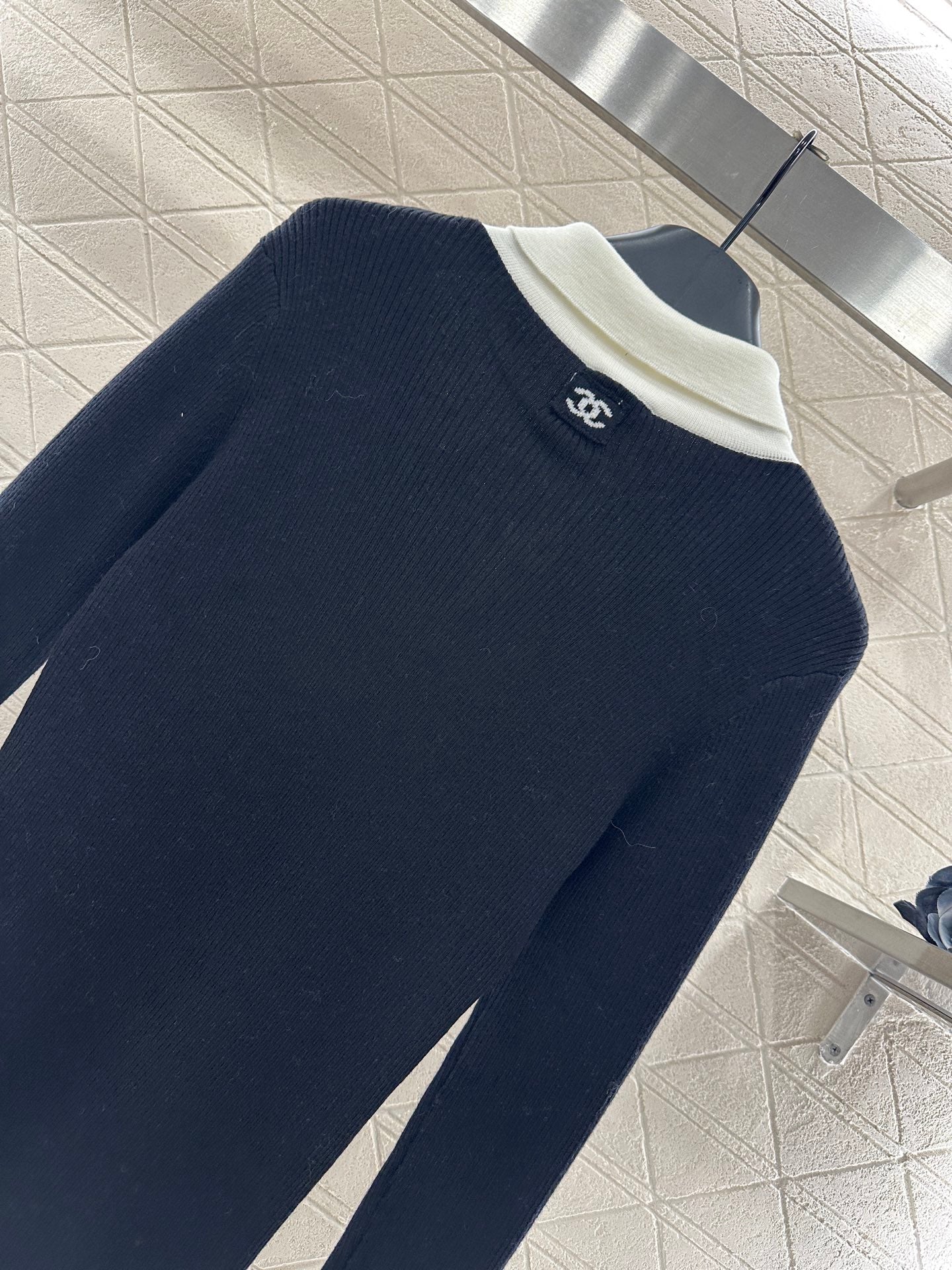 Color blocking fake two-piece knitted top