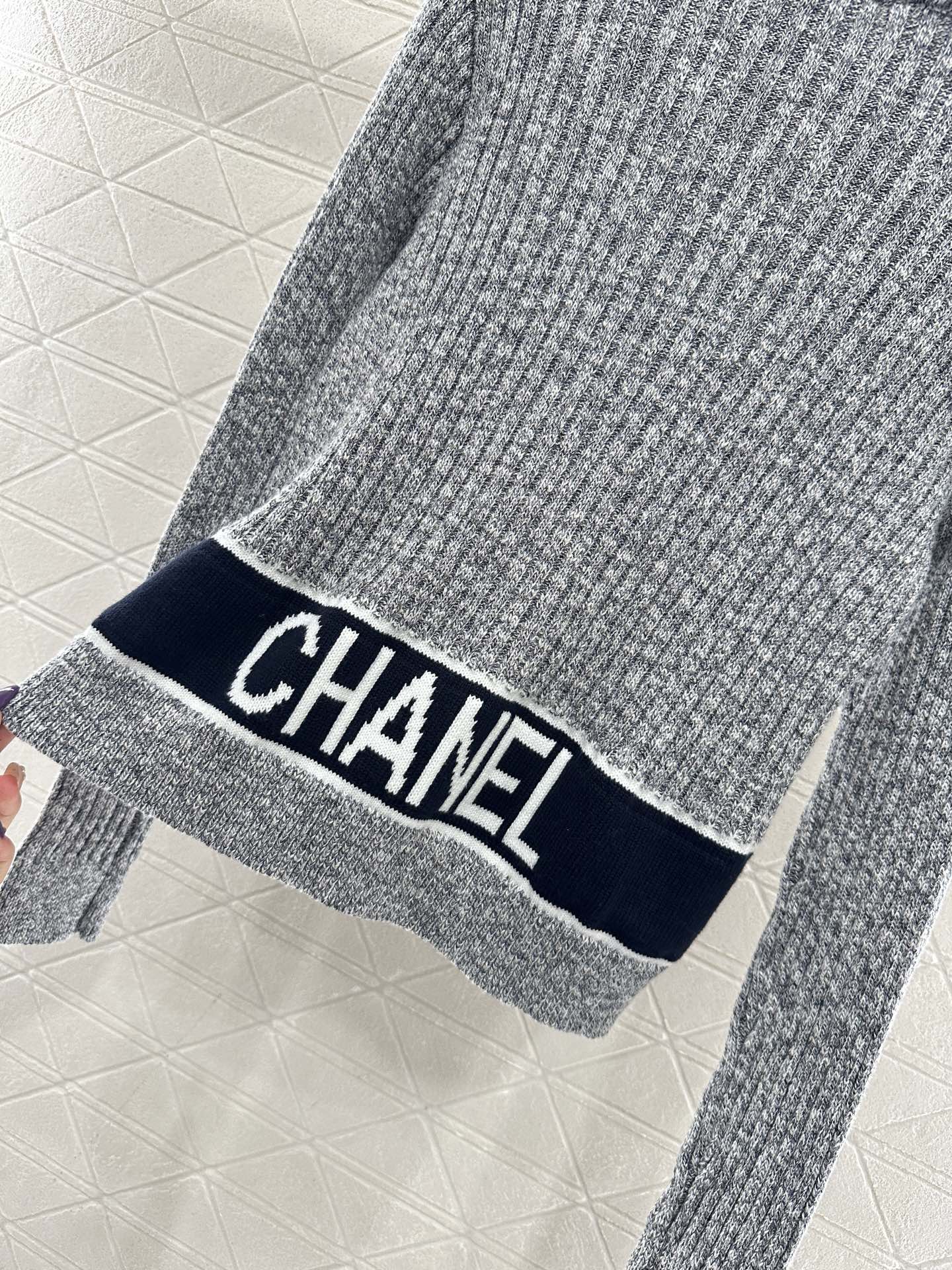 Vertical pit knitted pullover sweater