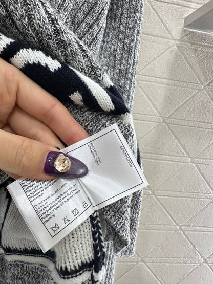 Vertical pit knitted pullover sweater