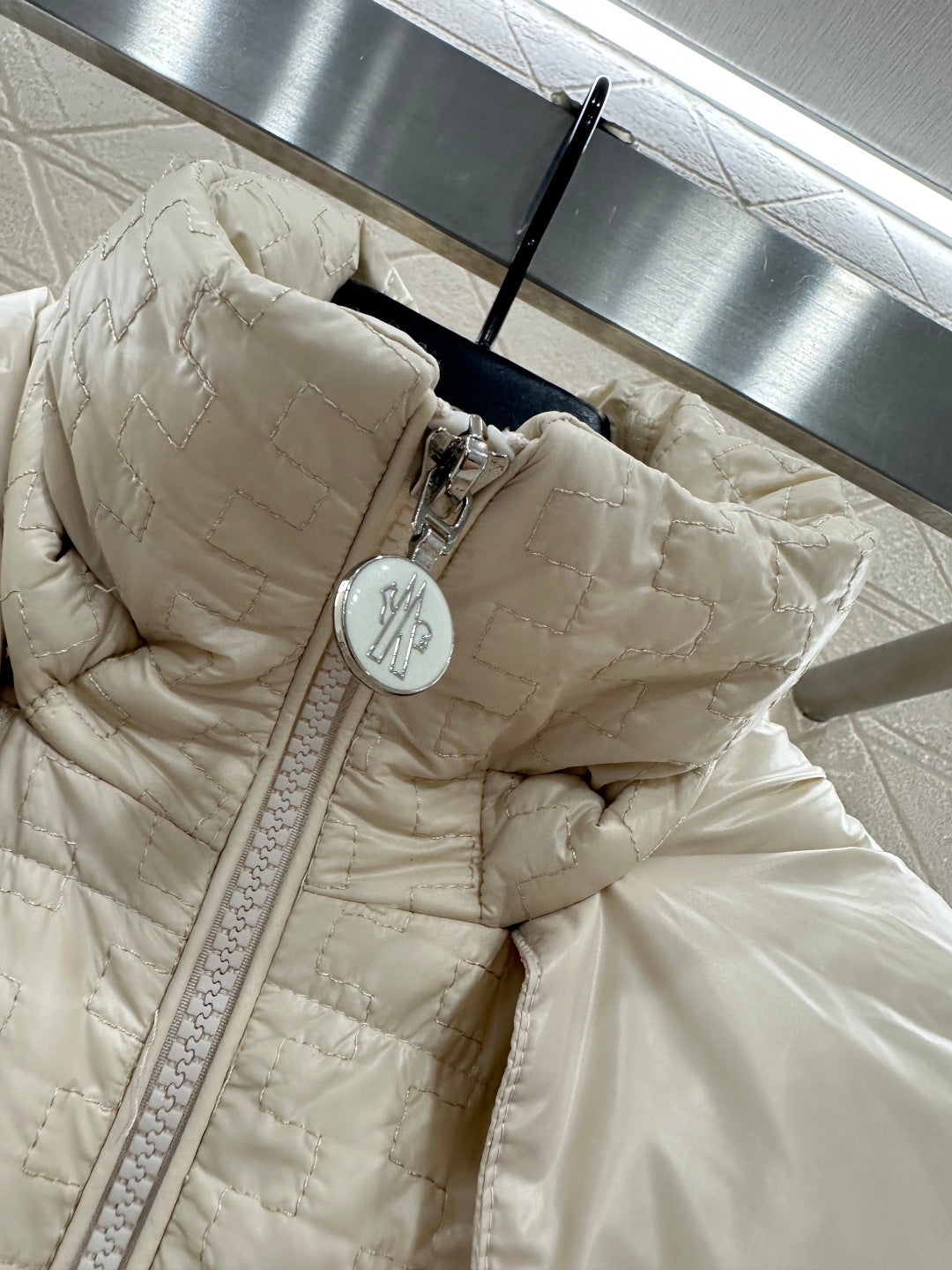 Detachable hooded down jacket