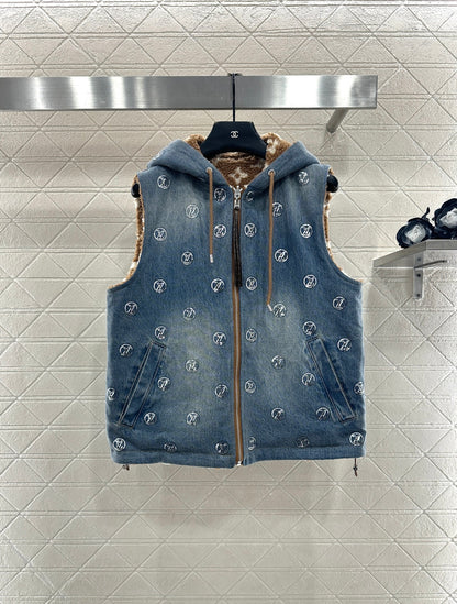 Wearing a hooded teddy lamb vest on both sides