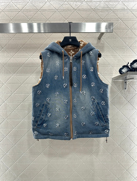 Wearing a hooded teddy lamb vest on both sides