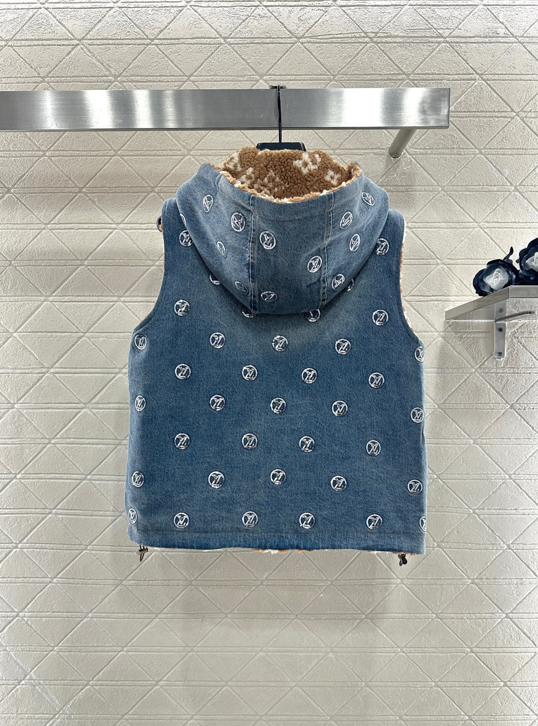 Wearing a hooded teddy lamb vest on both sides