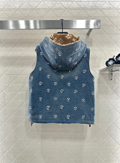 Wearing a hooded teddy lamb vest on both sides