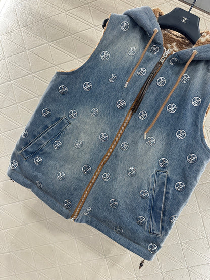 Wearing a hooded teddy lamb vest on both sides