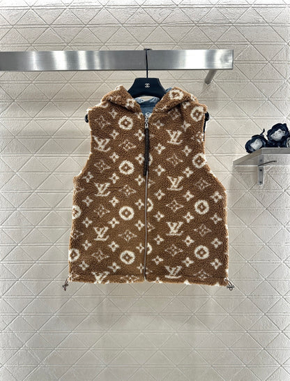 Wearing a hooded teddy lamb vest on both sides