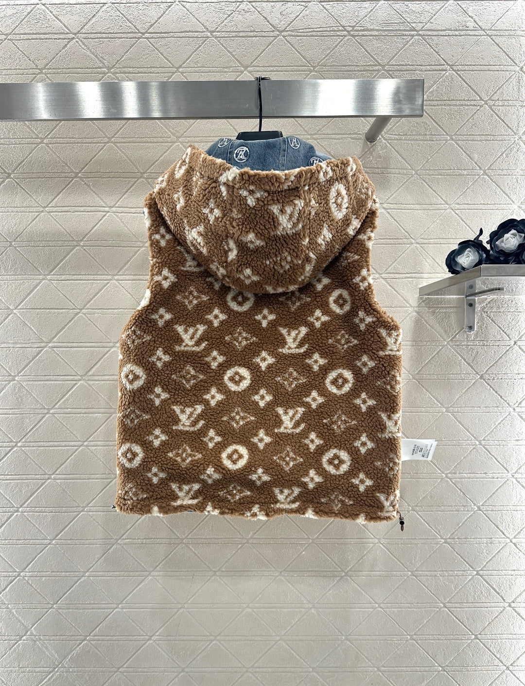 Wearing a hooded teddy lamb vest on both sides