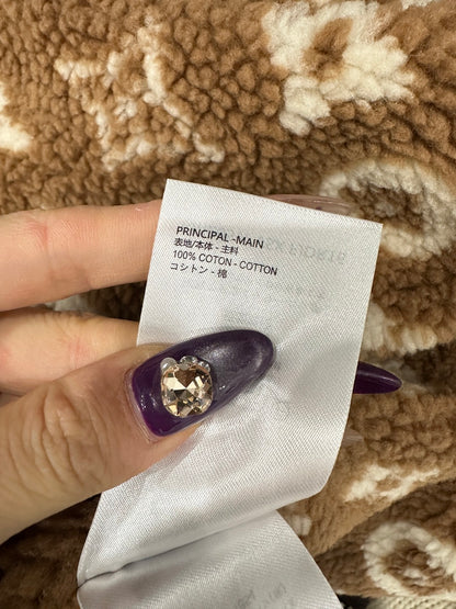 Wearing a hooded teddy lamb vest on both sides