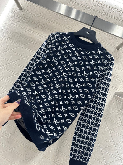 Jacquard round neck long sleeved sweater
