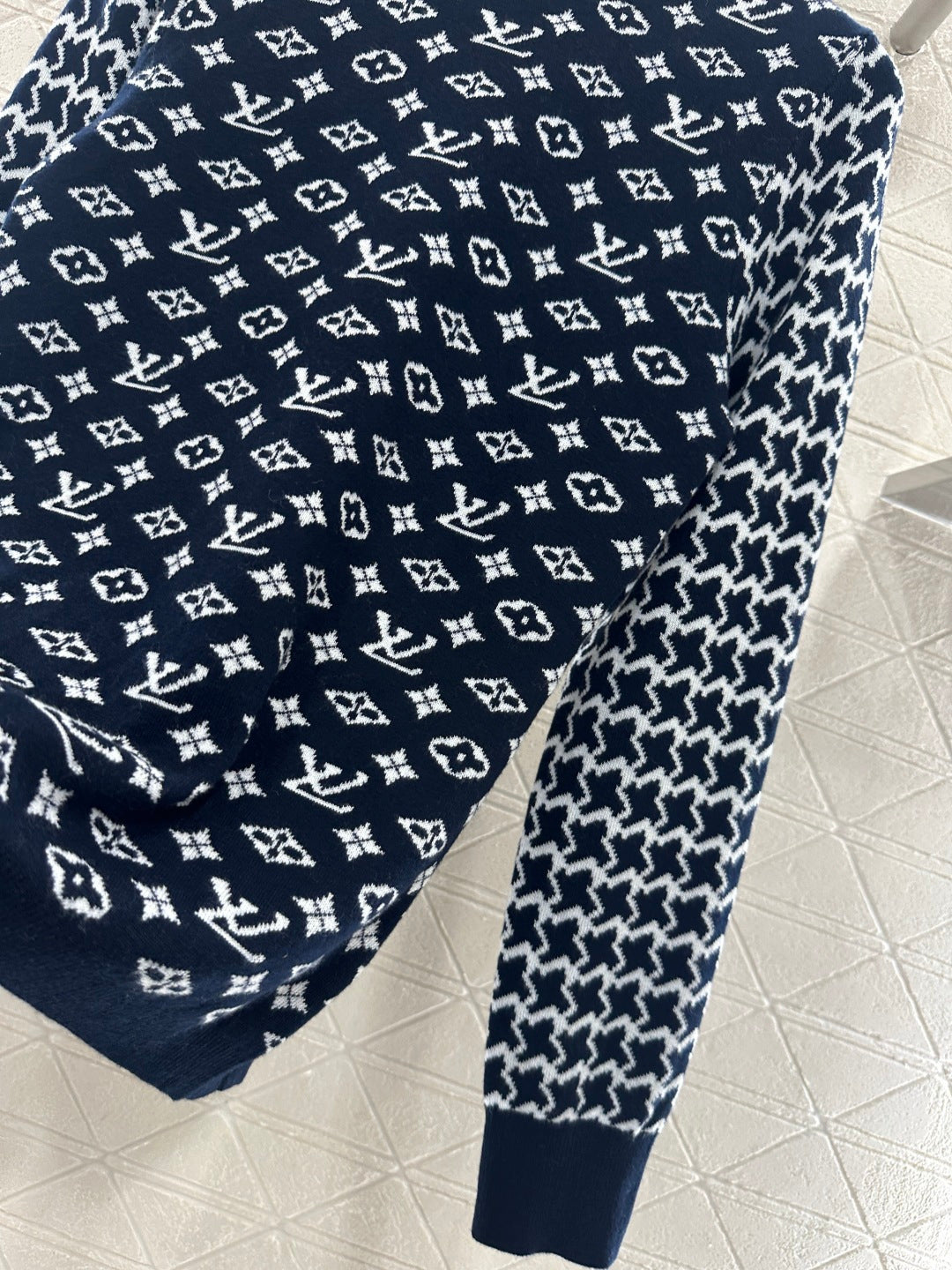 Jacquard round neck long sleeved sweater