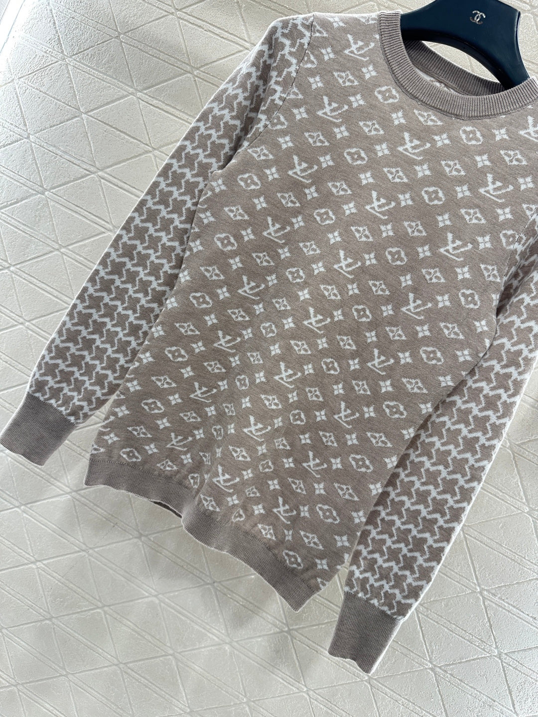 Jacquard round neck long sleeved sweater