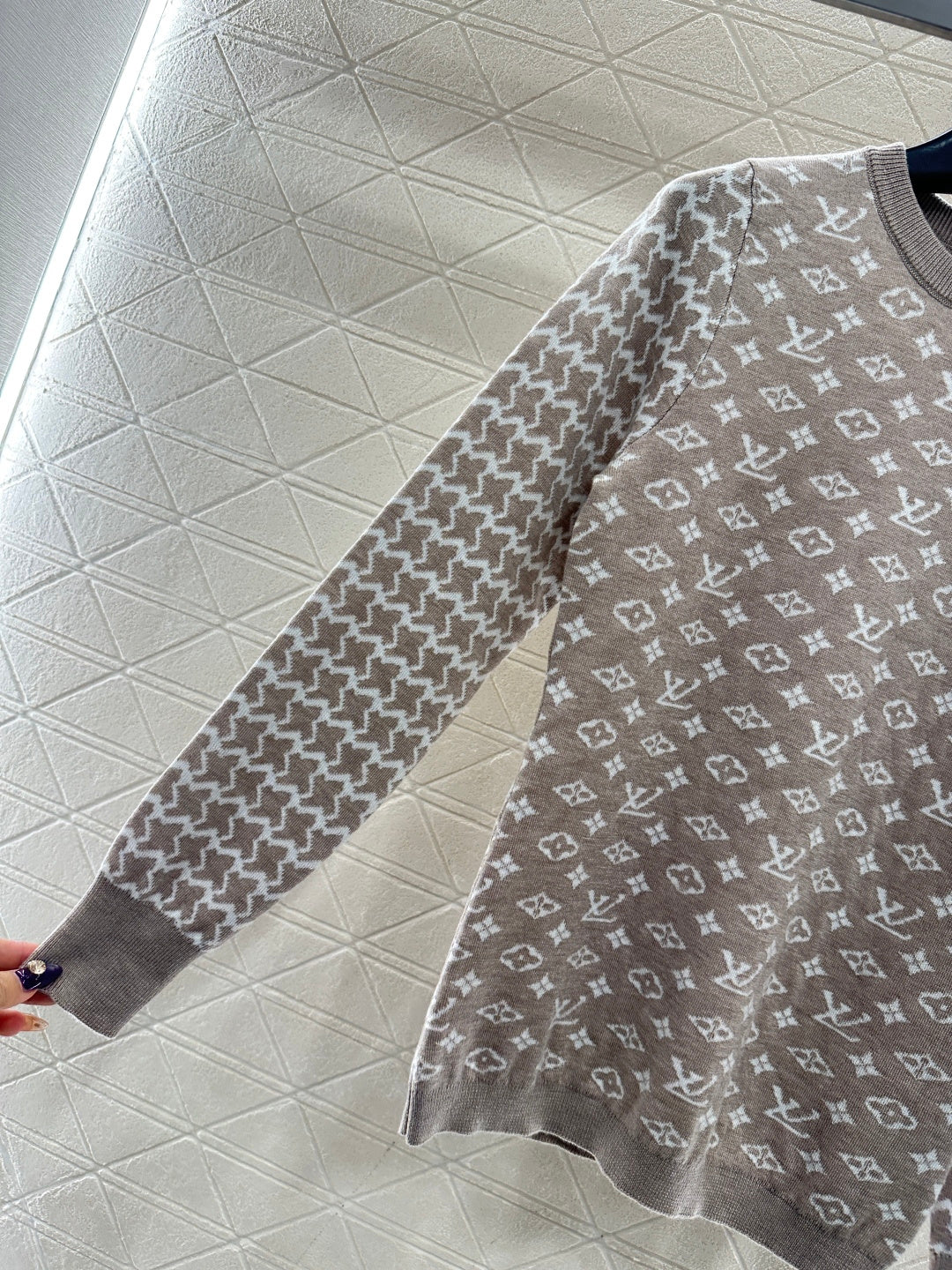 Jacquard round neck long sleeved sweater