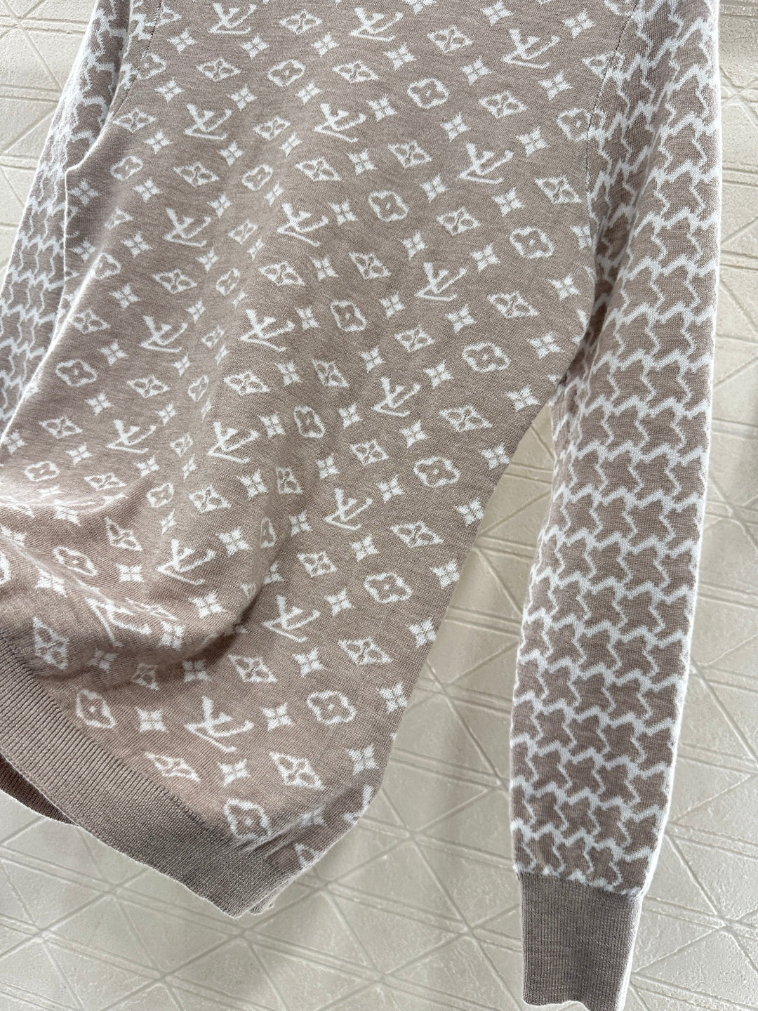 Jacquard round neck long sleeved sweater