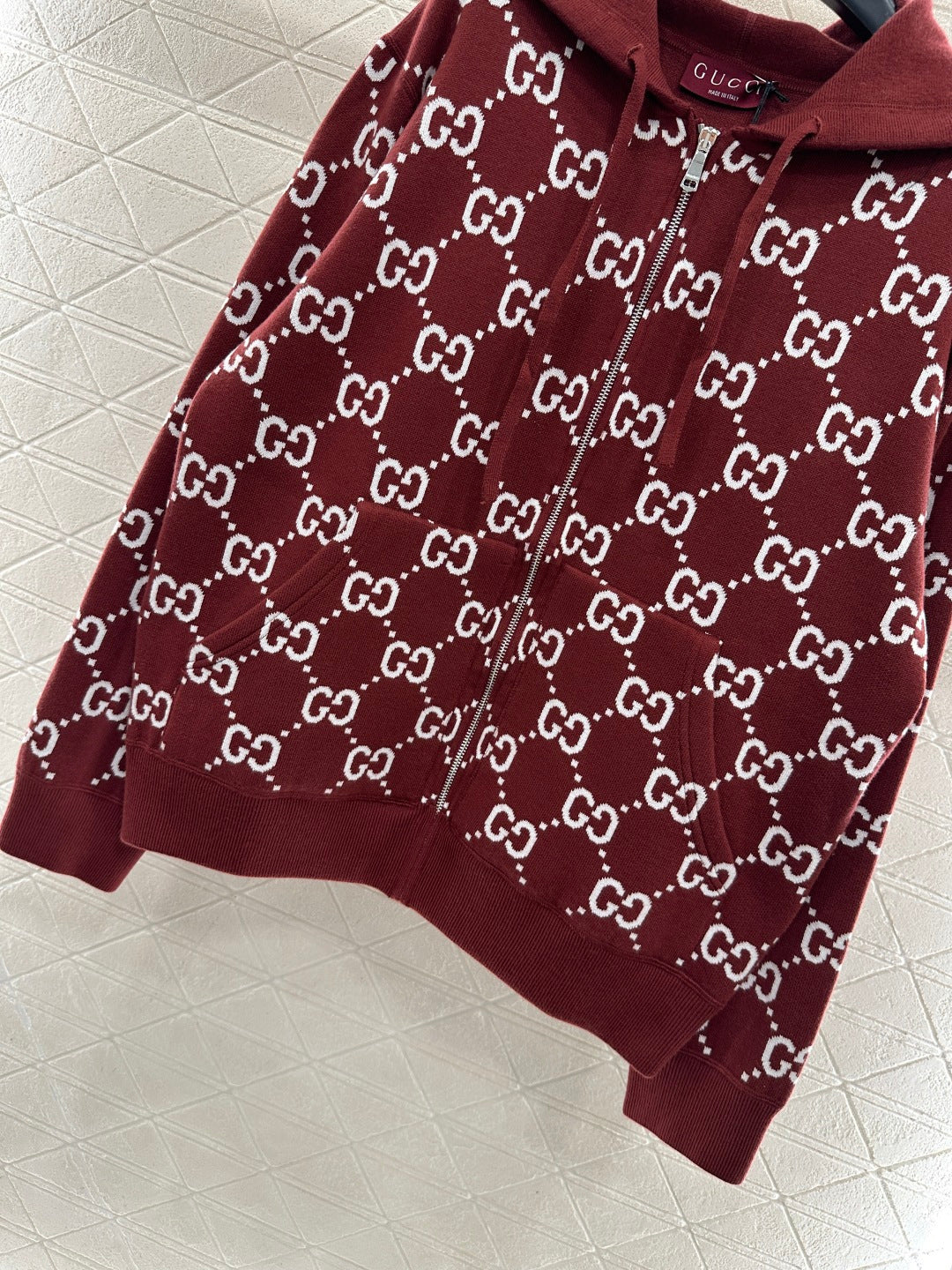 Wear a double G jacquard knitted hooded jacket on both sides