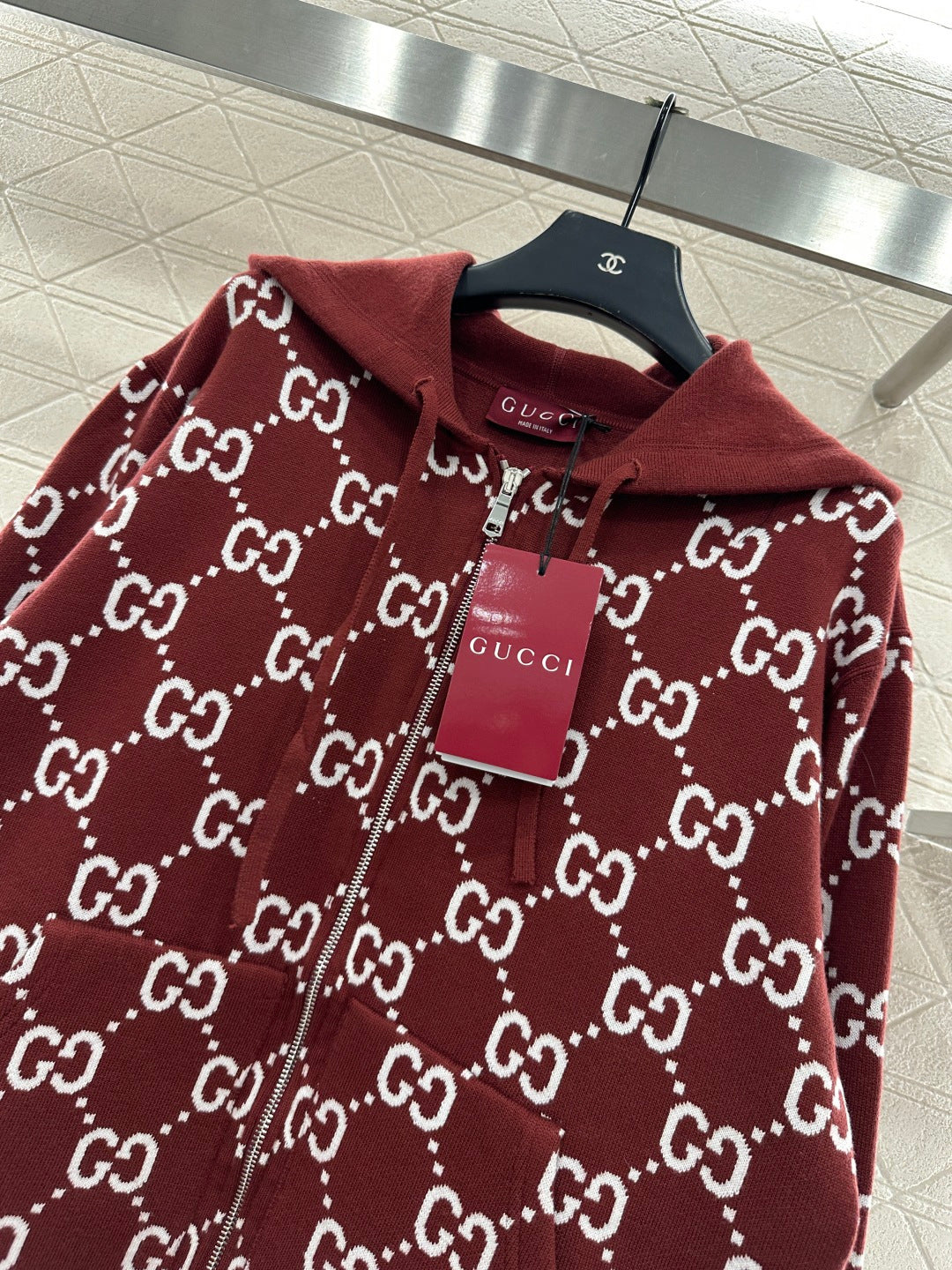 Wear a double G jacquard knitted hooded jacket on both sides