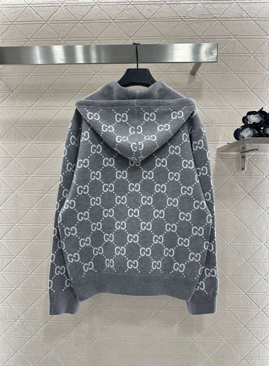 Wear a double G jacquard knitted hooded jacket on both sides