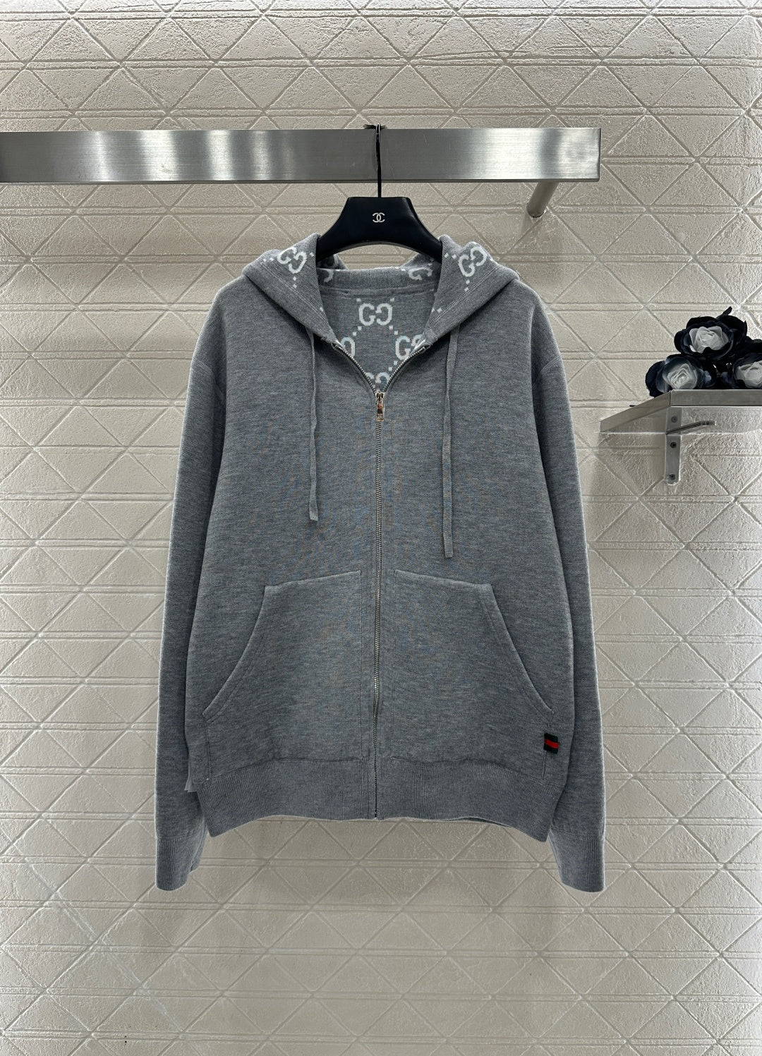 Wear a double G jacquard knitted hooded jacket on both sides