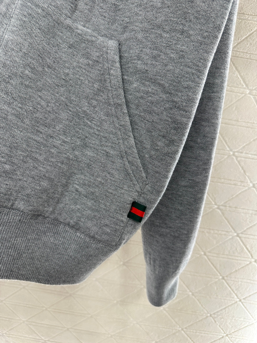 Wear a double G jacquard knitted hooded jacket on both sides