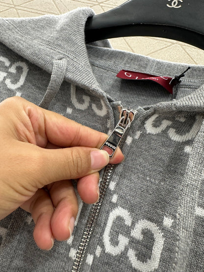 Wear a double G jacquard knitted hooded jacket on both sides