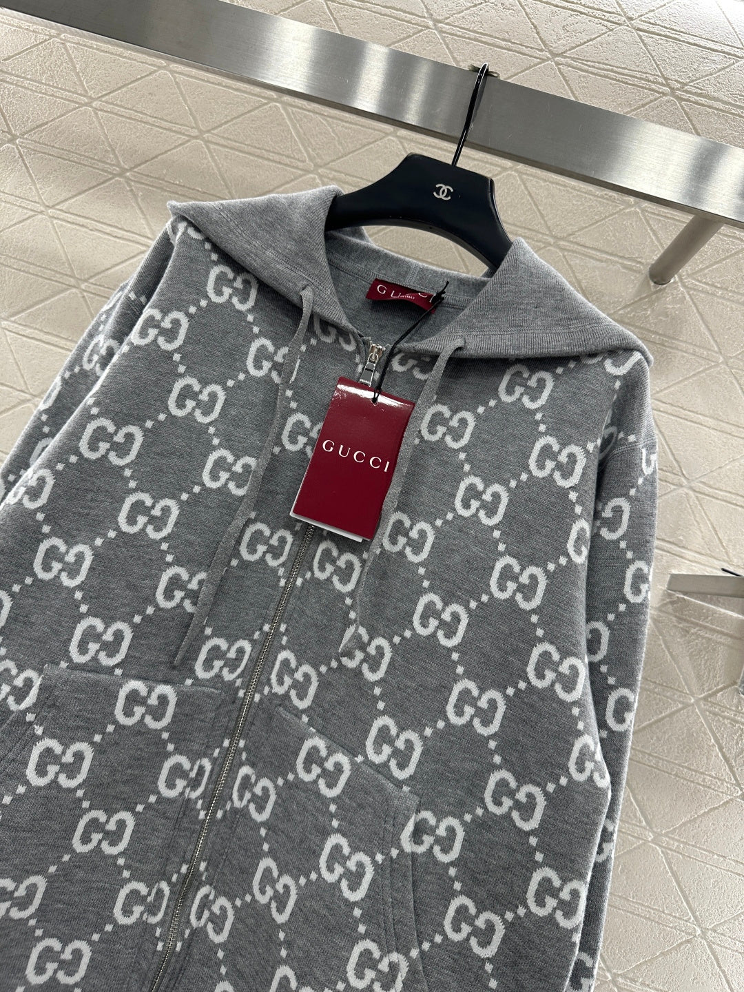 Wear a double G jacquard knitted hooded jacket on both sides