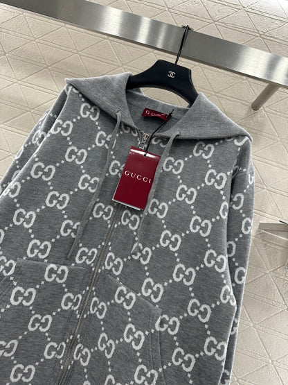 Wear a double G jacquard knitted hooded jacket on both sides