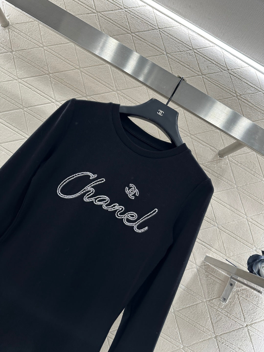 Suede round neck nail bead long sleeved shirt