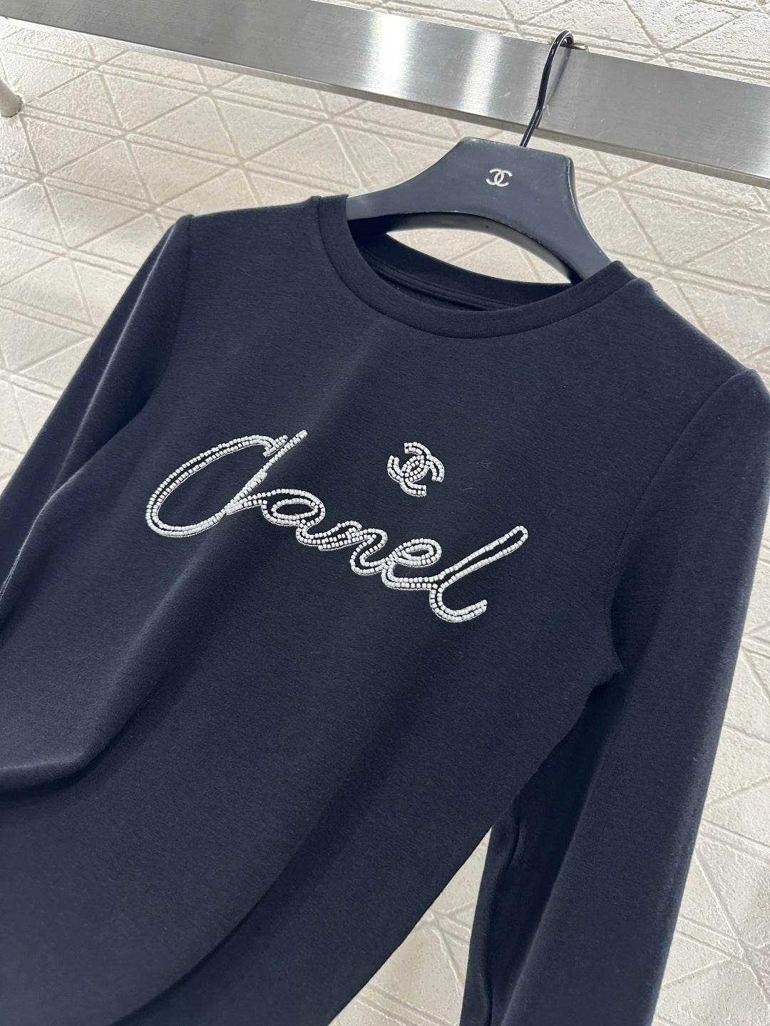 Suede round neck nail bead long sleeved shirt