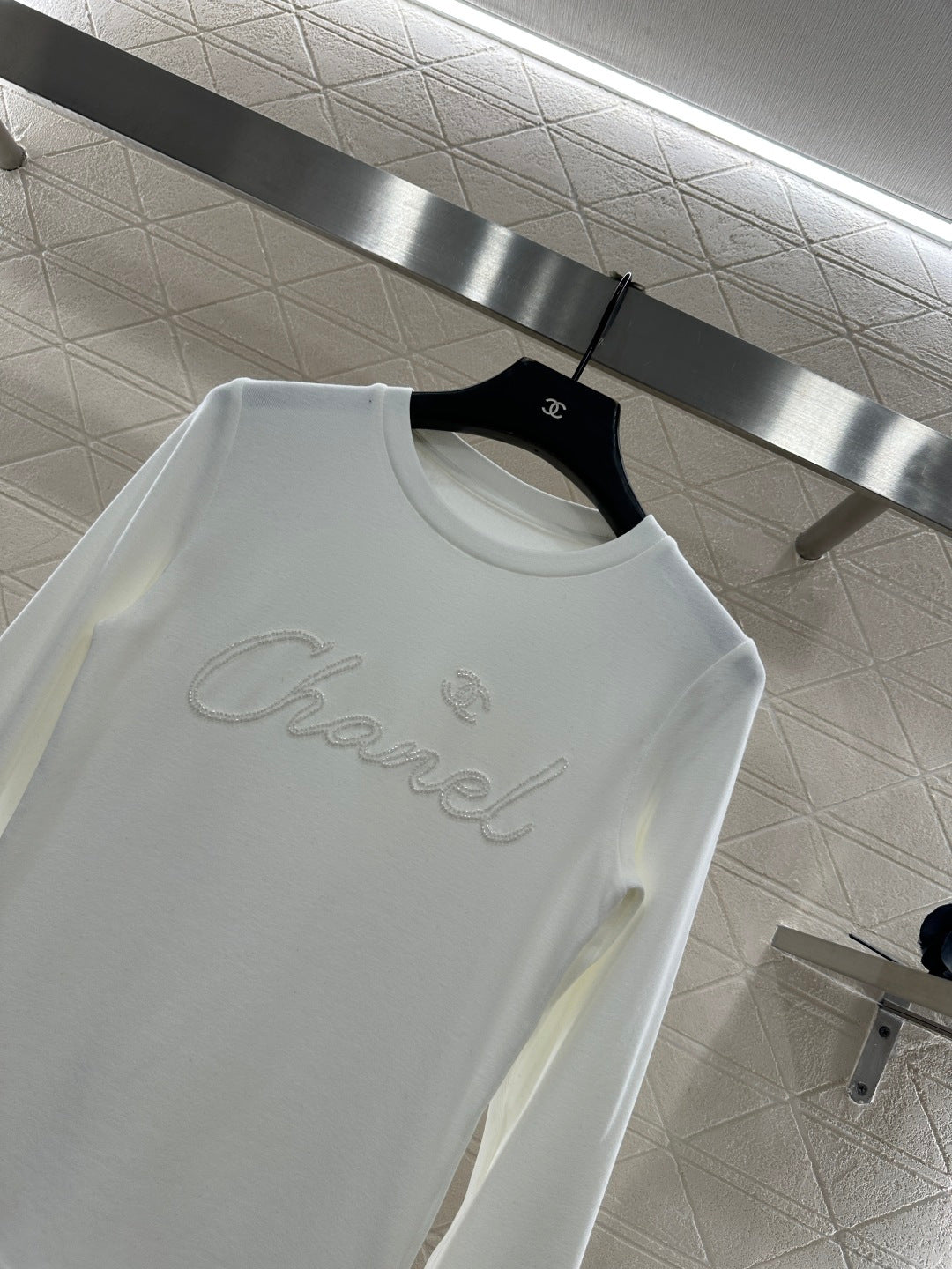 Suede round neck nail bead long sleeved shirt