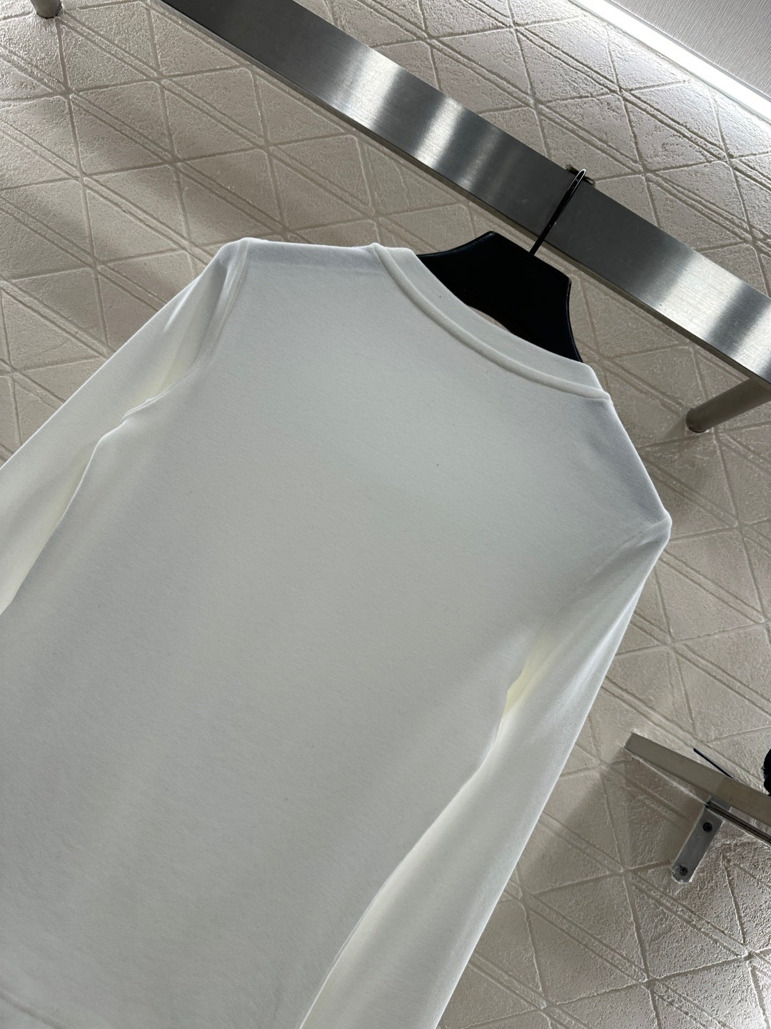 Suede round neck nail bead long sleeved shirt