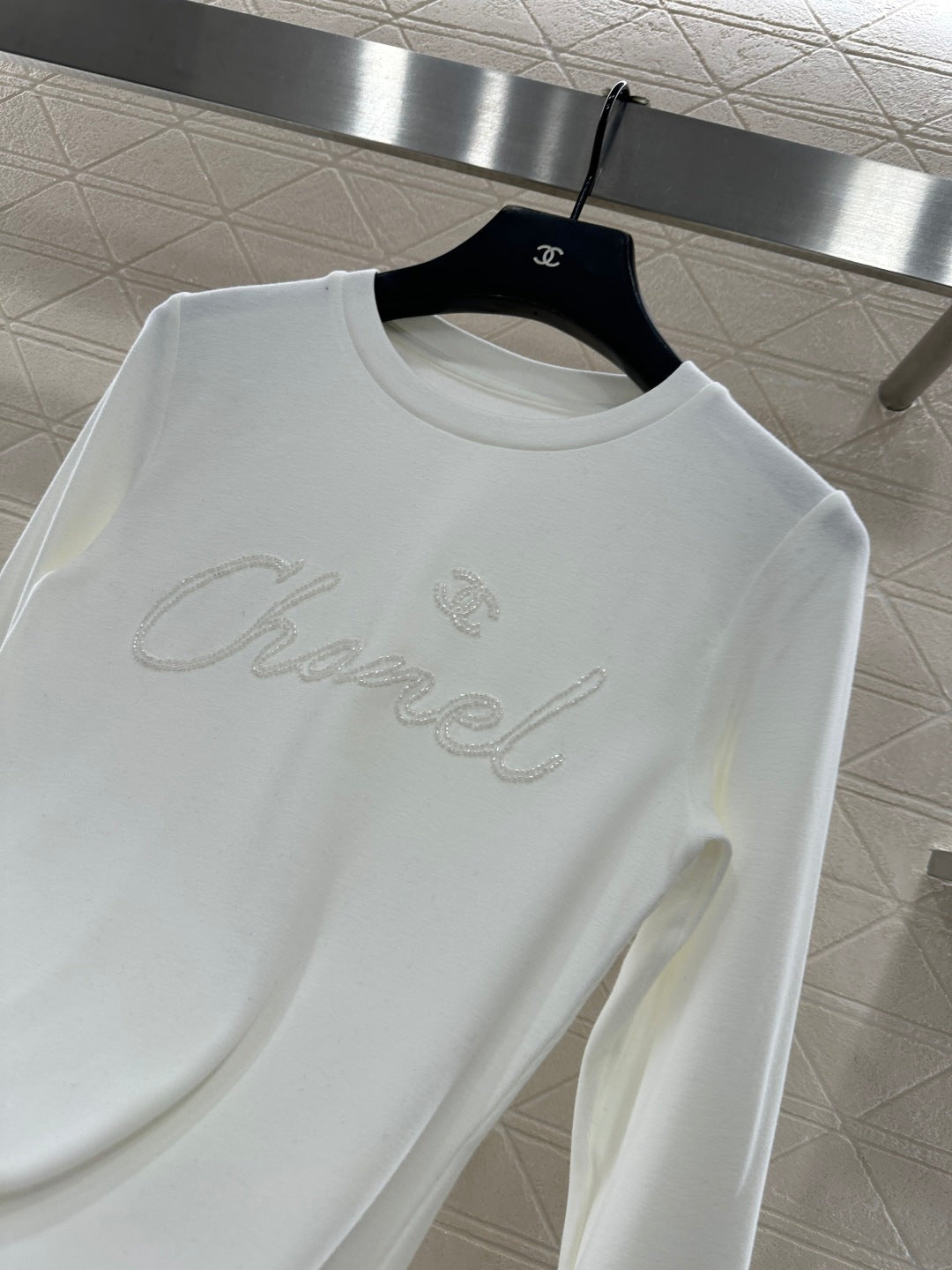 Suede round neck nail bead long sleeved shirt