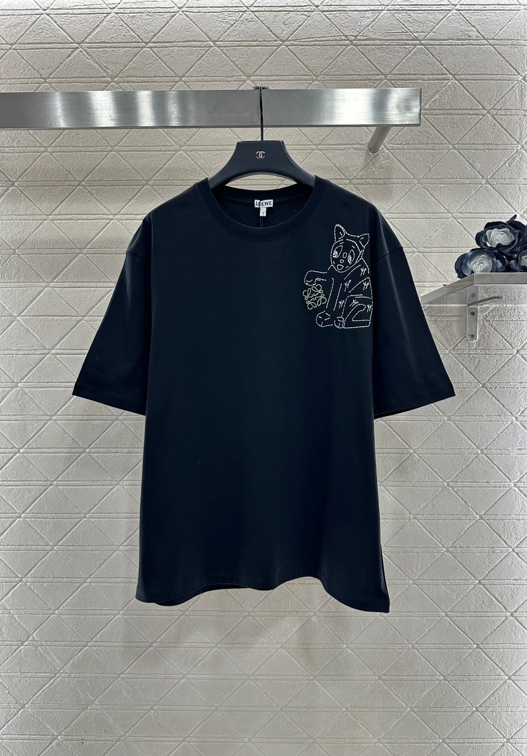 Round neck embroidered cat 𝑇𝑒𝑒