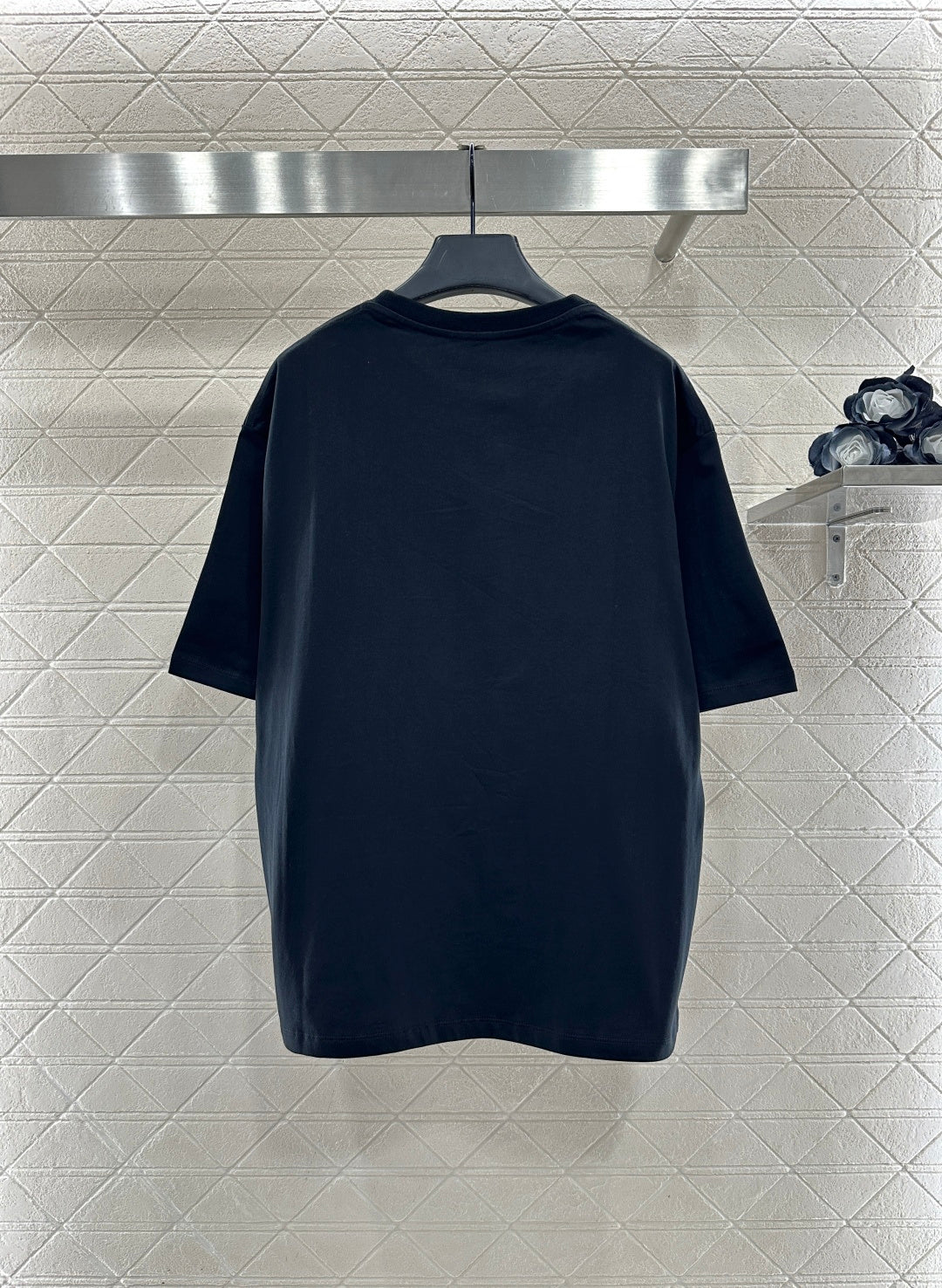 Round neck embroidered cat 𝑇𝑒𝑒