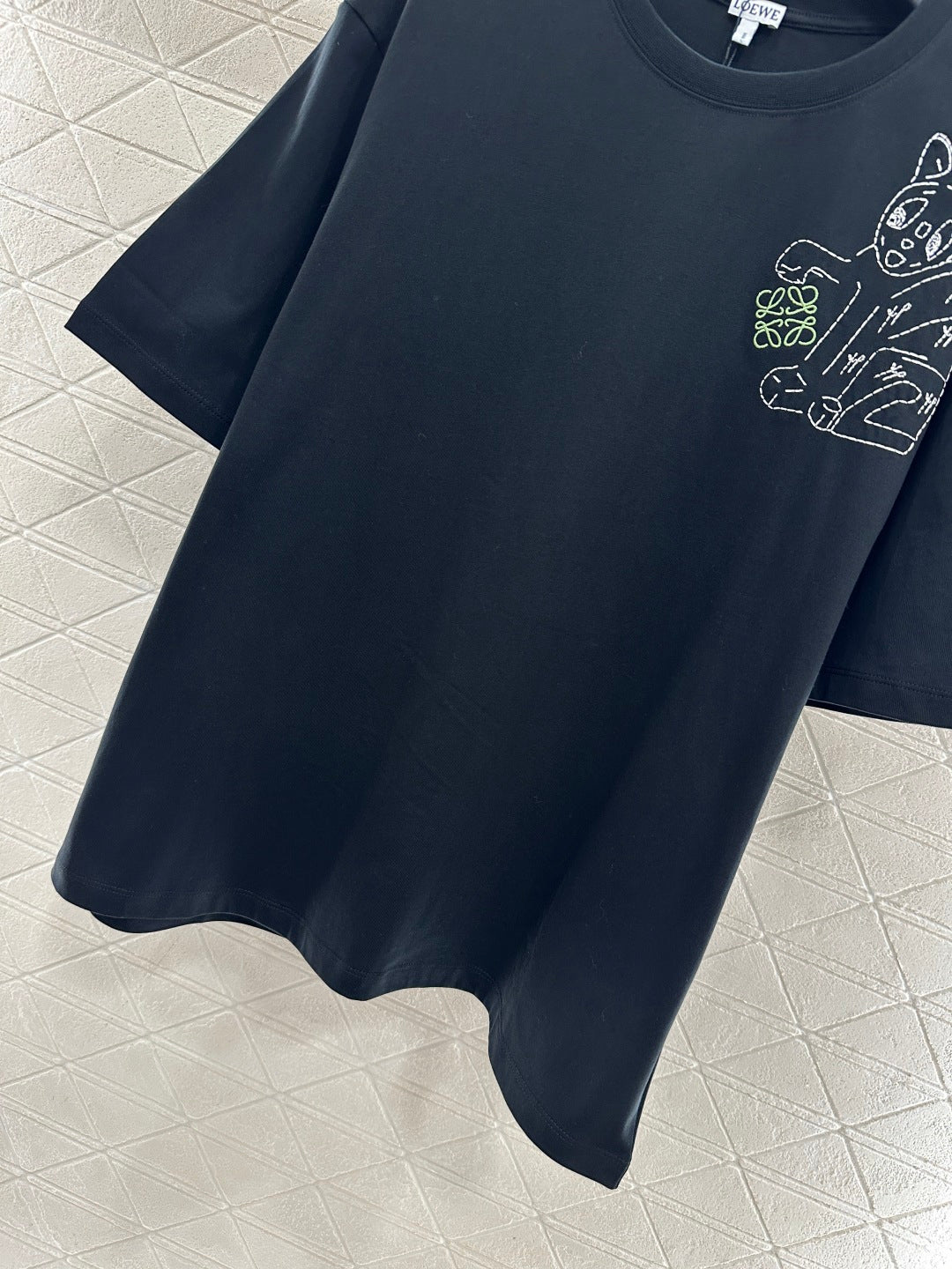 Round neck embroidered cat 𝑇𝑒𝑒