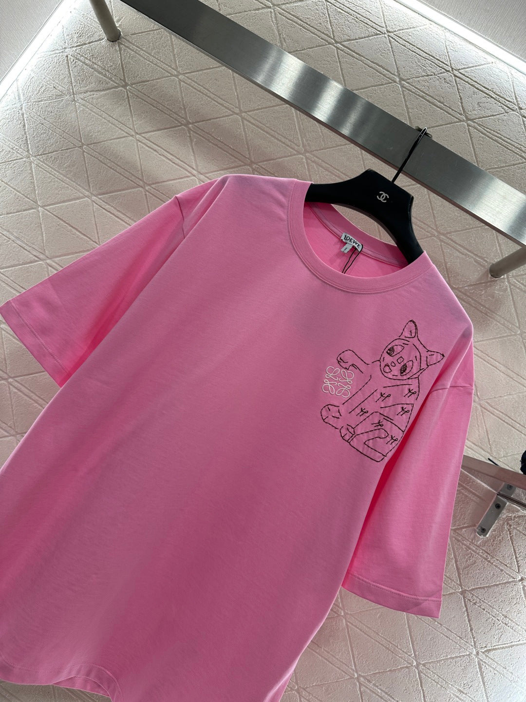 Round neck embroidered cat 𝑇𝑒𝑒