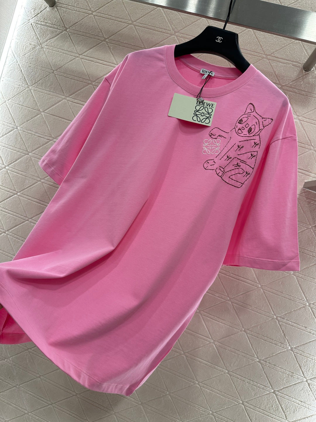 Round neck embroidered cat 𝑇𝑒𝑒