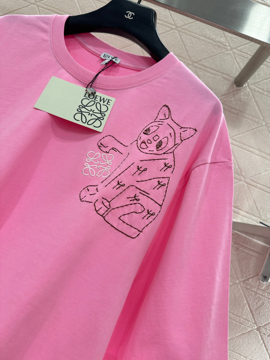 Round neck embroidered cat 𝑇𝑒𝑒