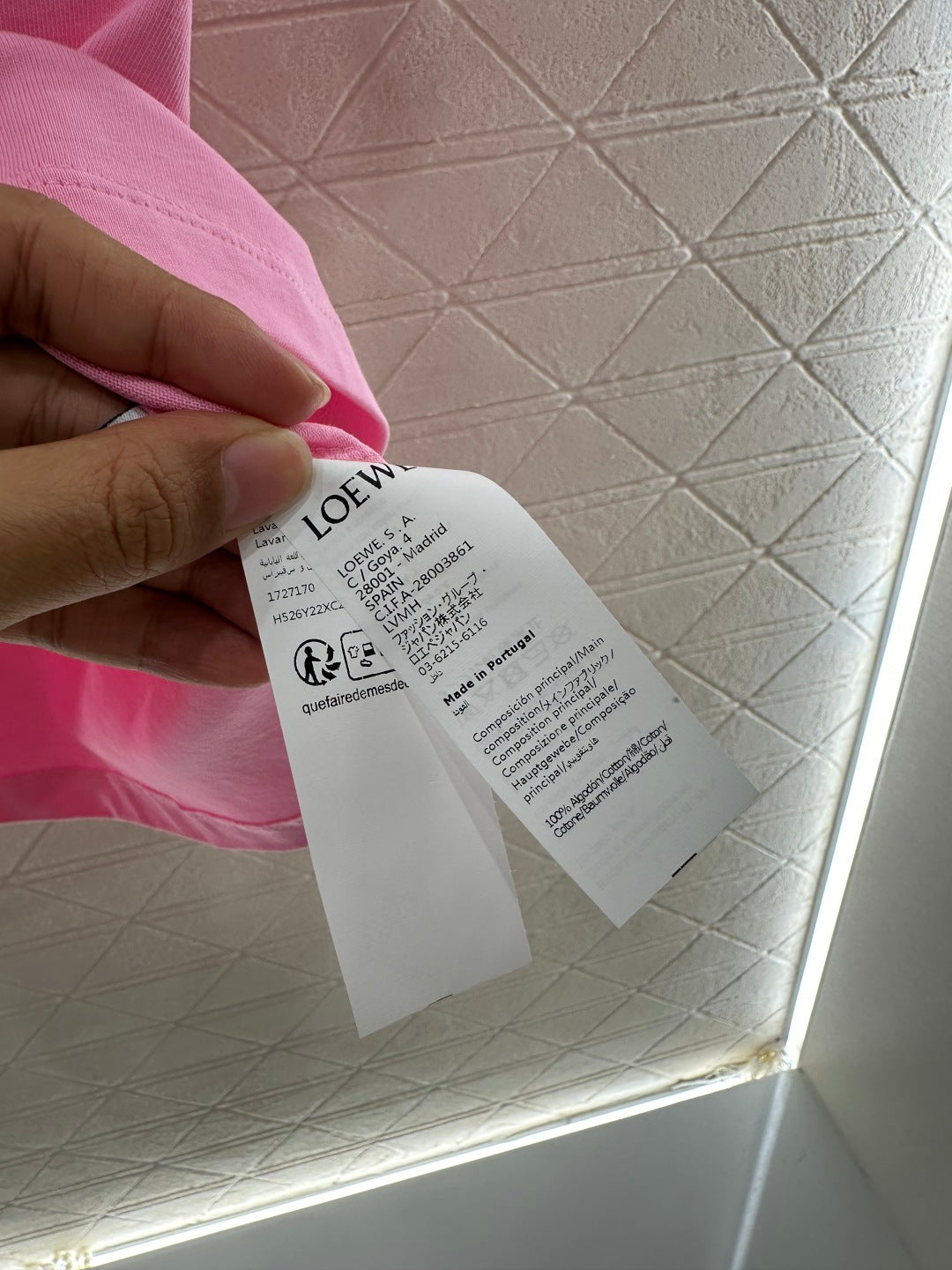 Round neck embroidered cat 𝑇𝑒𝑒