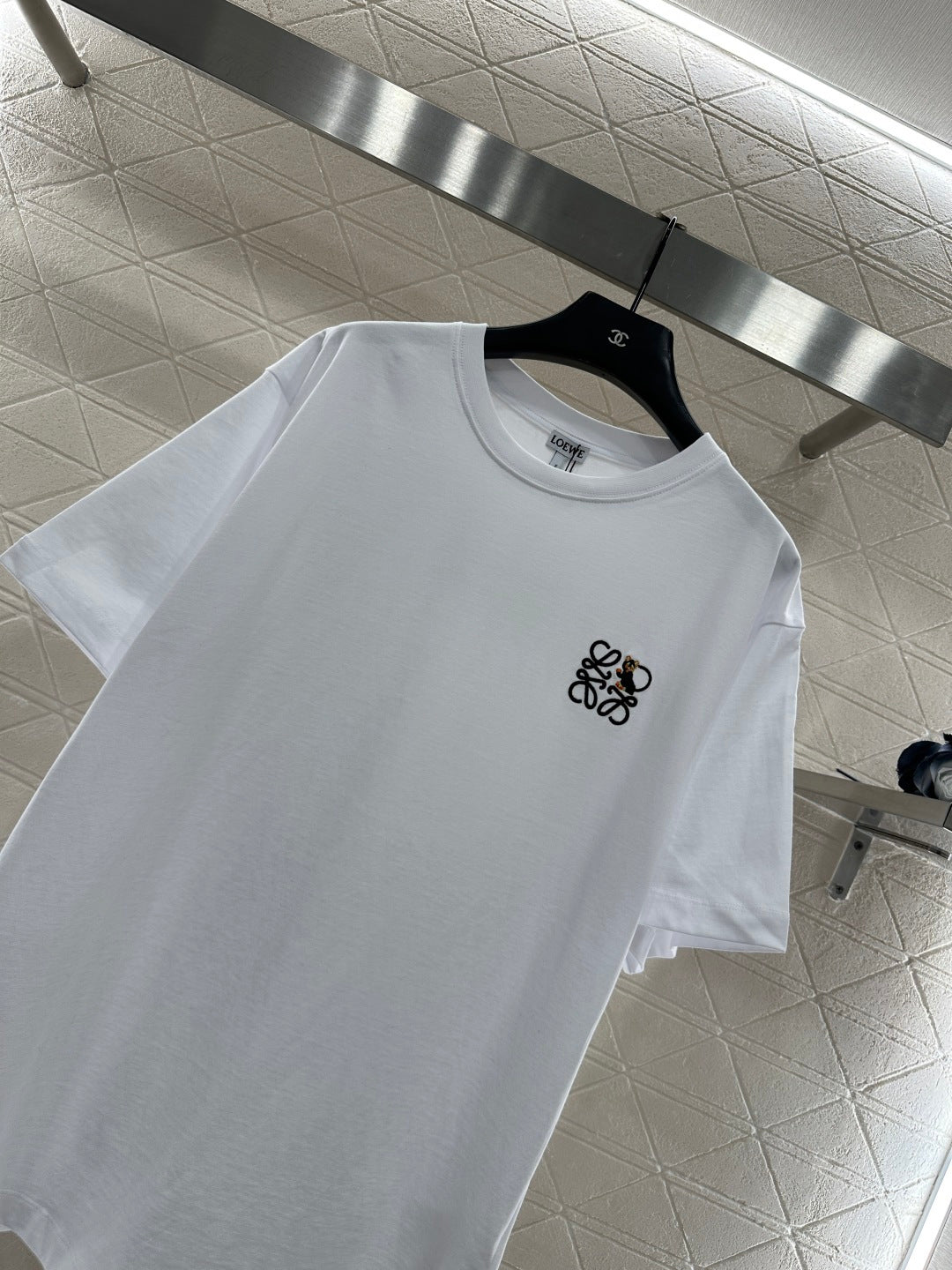 Round neck embroidered cat 𝑇𝑒𝑒