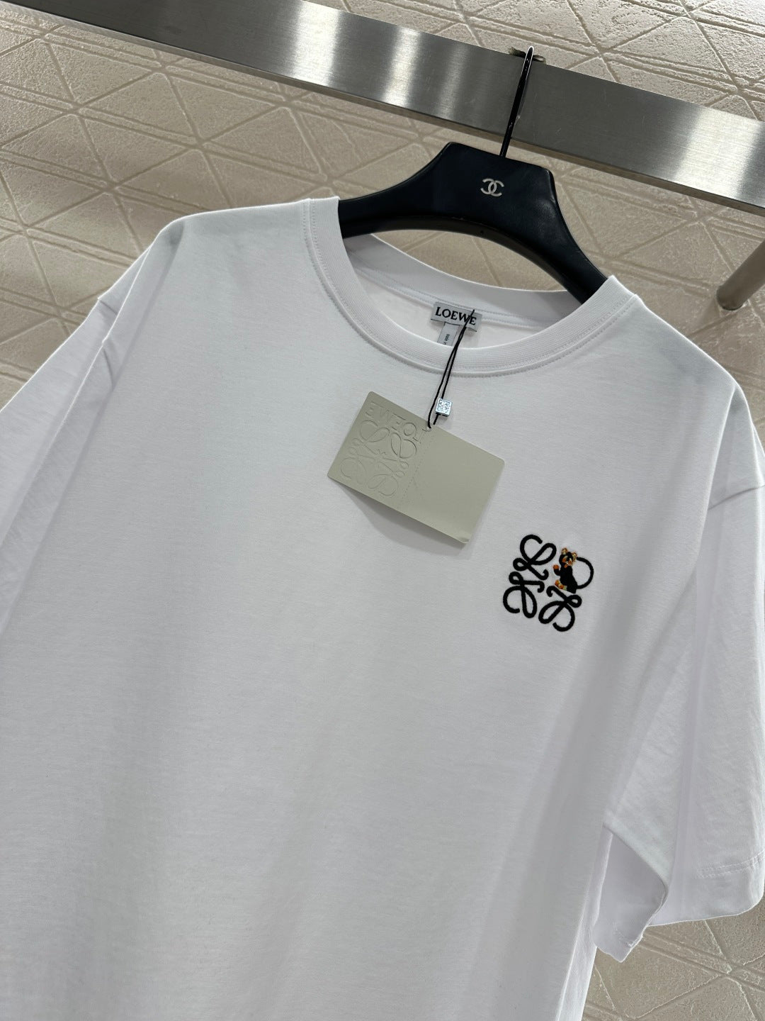 Round neck embroidered cat 𝑇𝑒𝑒