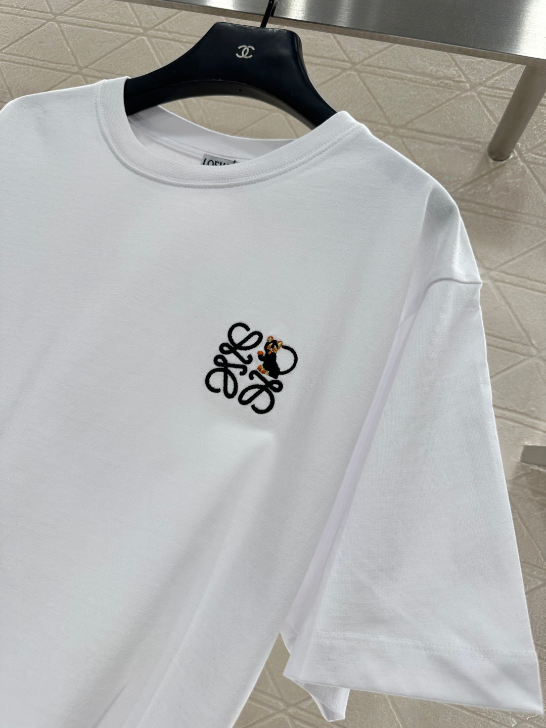 Round neck embroidered cat 𝑇𝑒𝑒