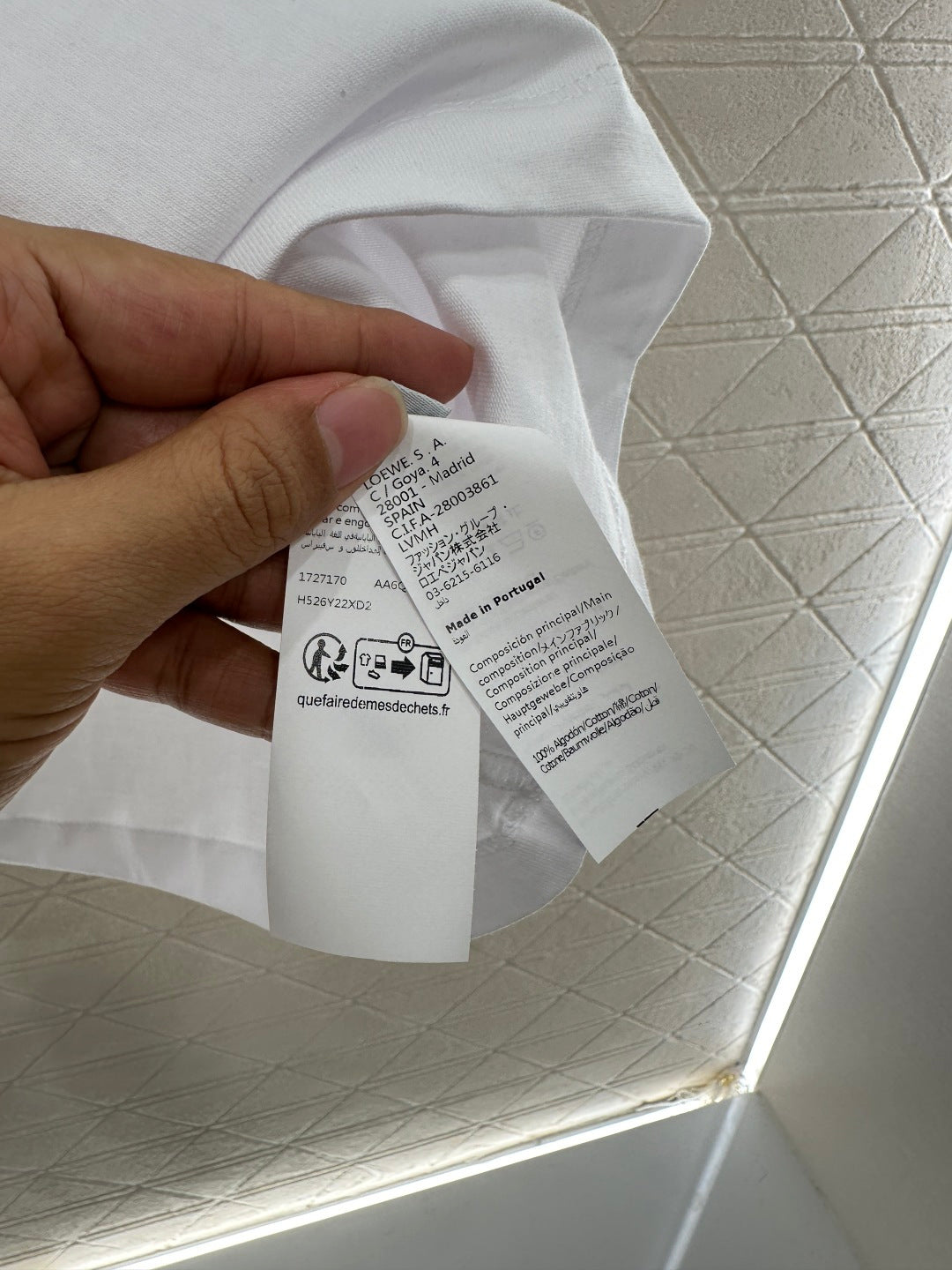 Round neck embroidered cat 𝑇𝑒𝑒