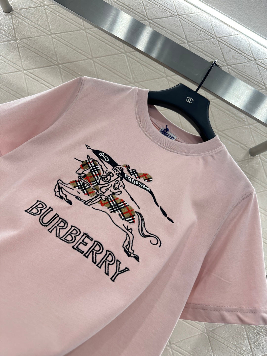 Embroidered warhorse 𝑇𝑒𝑒