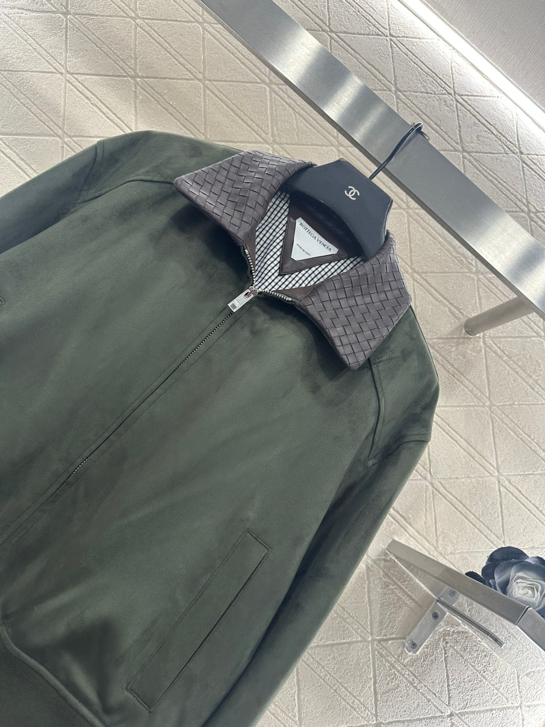 Collar jacket with patchwork leather