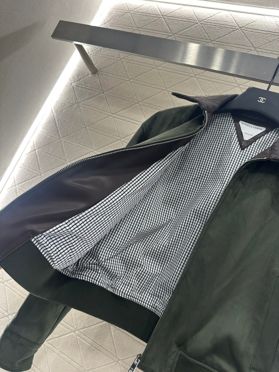 Collar jacket with patchwork leather