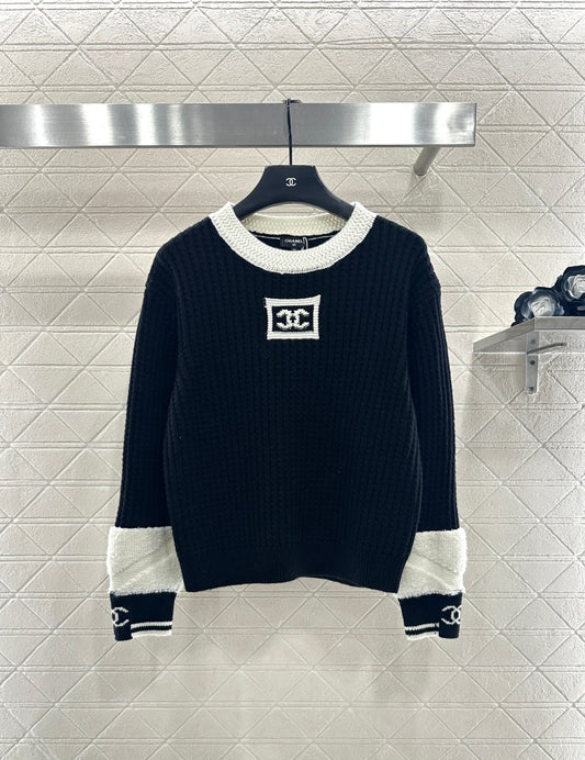 Pullover black and white sweater